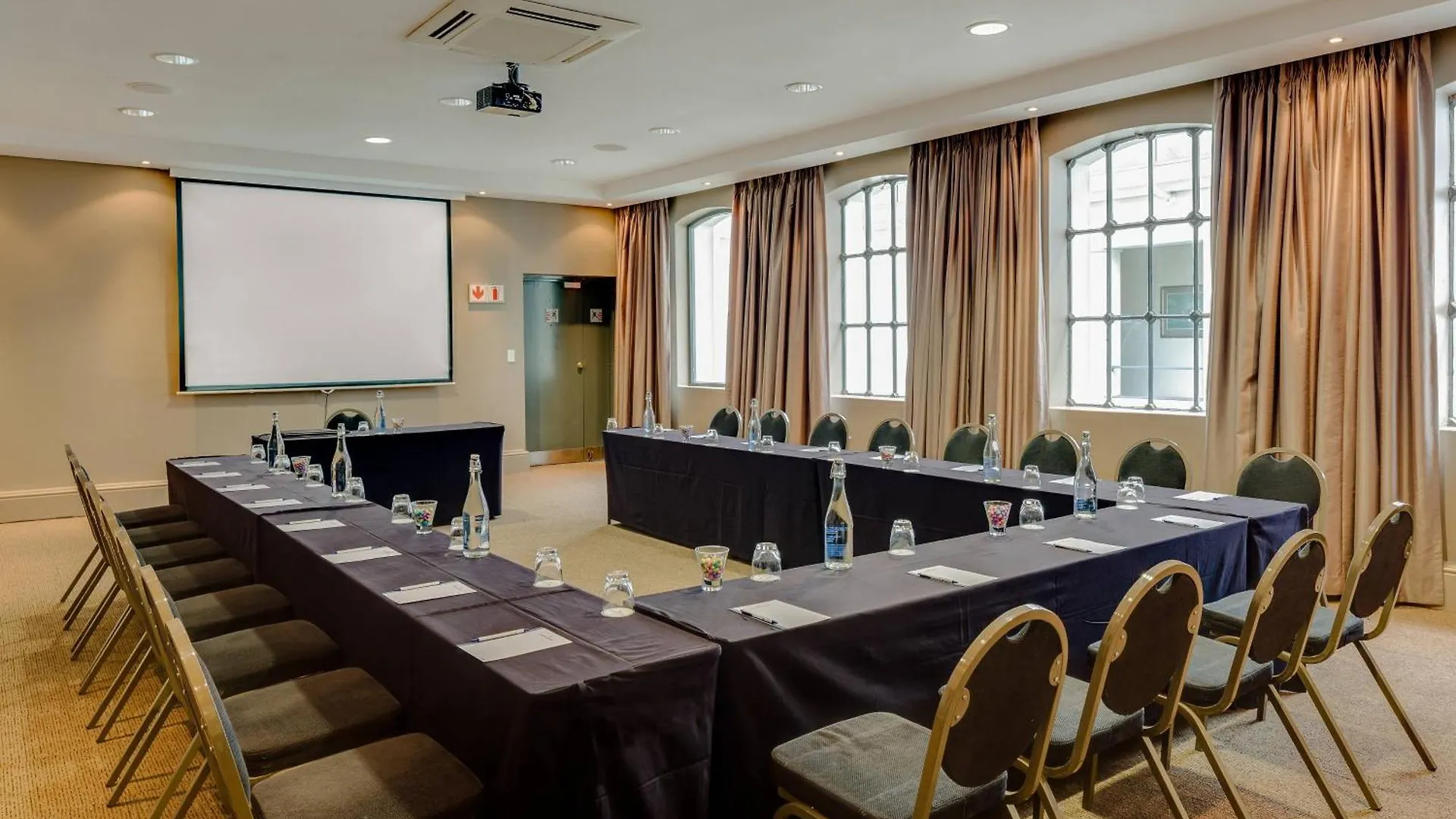 Protea Hotel By Marriott Cape Town Waterfront Breakwater Lodge 3*,  Sudafrica